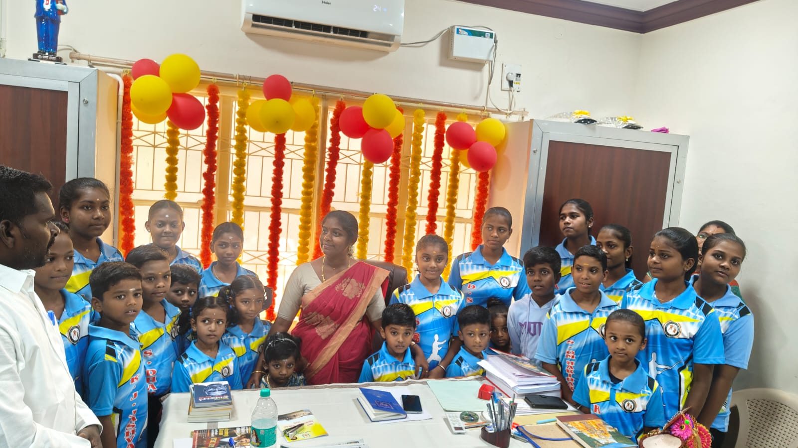 குடியாத்தம் சட்டமன்ற உறுப்பினர் அலுவலகத்தில் சிலம்பம் மாணவர்கள் சந்திப்பு: எம்.எல்.ஏ. சிந்துவுக்கு பொன்னாடை அணிவித்து வாழ்த்து!